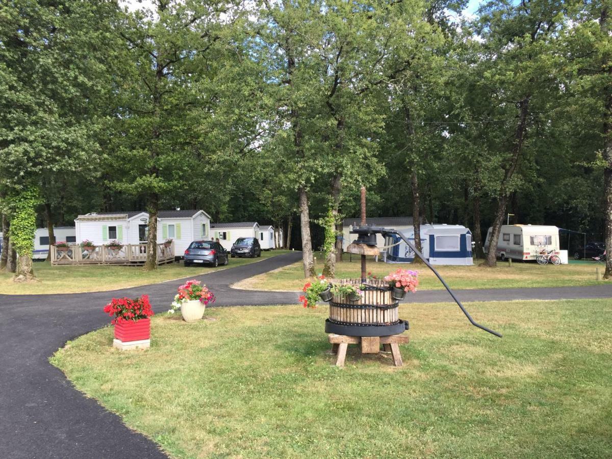 Отель Camping Les Petites Minaudieres Saint-Sauveur  Экстерьер фото
